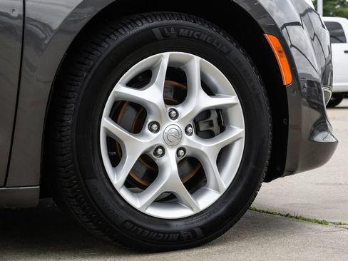 Used 2018 Chrysler Pacifica Touring-L Plus w/ Advanced Safetytec Group FWD image 62