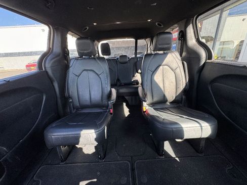 Used 2020 Chrysler Pacifica Touring-L w/ Advanced Safetytec Group image 10