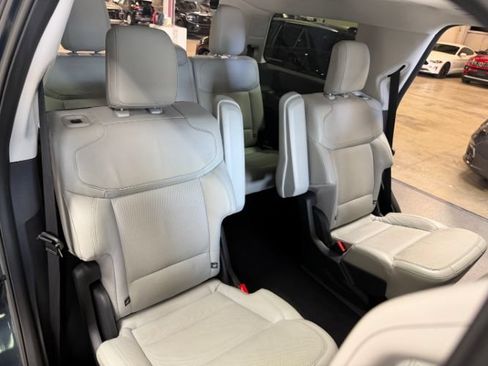 Used 2025 Ford Expedition Platinum w/ Driver's Package AWD/4WD image 27