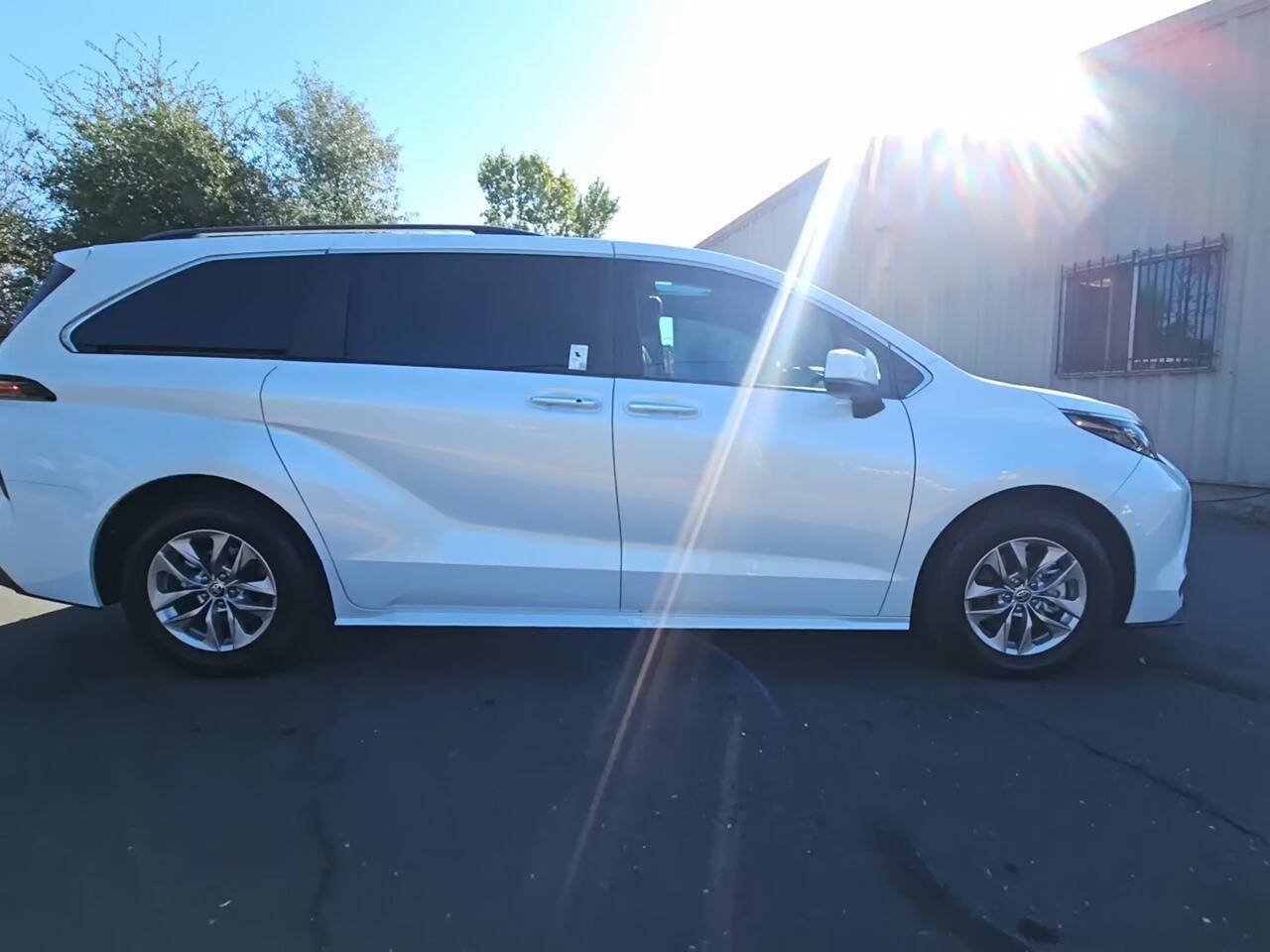 Used 2025 Toyota Sienna XLE w/ XLE Plus Package FWD image 4