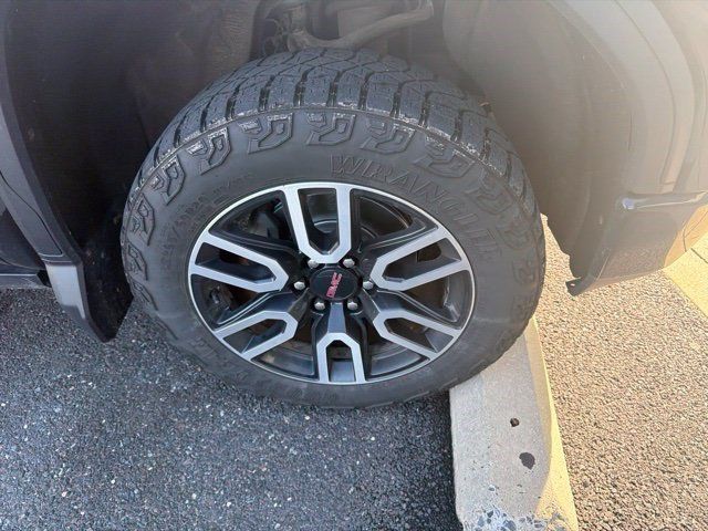 Used 2022 GMC Sierra 1500 AT4 w/ AT4 Preferred Package AWD/4WD image 2