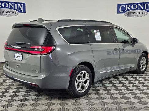 Used 2022 Chrysler Pacifica Limited AWD/4WD image 32