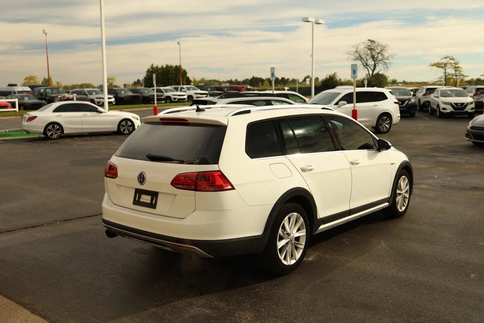 Used 2017 Volkswagen Golf Alltrack SE AWD/4WD image 5
