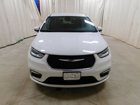 Used 2023 Chrysler Pacifica Touring-L image 4