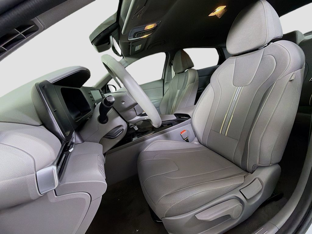 Used 2025 Hyundai Elantra Sport FWD image 13