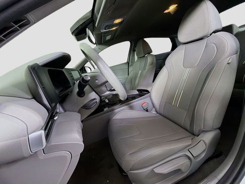 Used 2025 Hyundai Elantra Sport FWD image 13