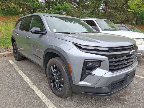Used 2024 Chevrolet Traverse LS w/ Midnight/Sport Edition FWD image 3