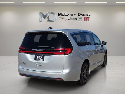 Used 2024 Chrysler Pacifica Touring-L image 5