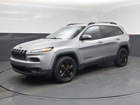 Used 2016 Jeep Cherokee Latitude AWD/4WD image 9
