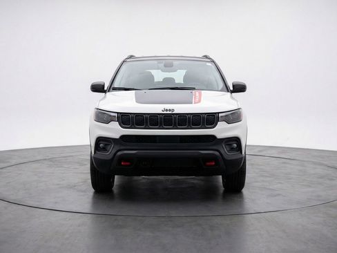 Used 2025 Jeep Compass Trailhawk AWD/4WD image 2