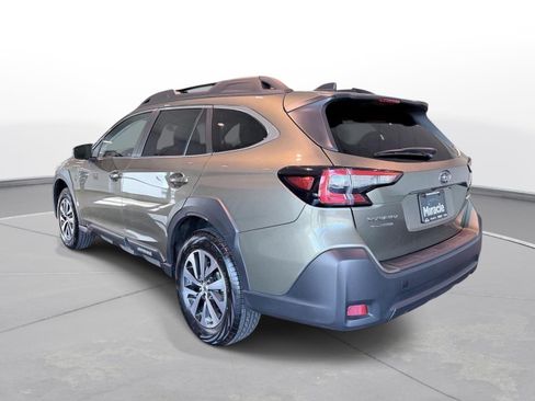 Used 2025 Subaru Outback Premium AWD/4WD image 5