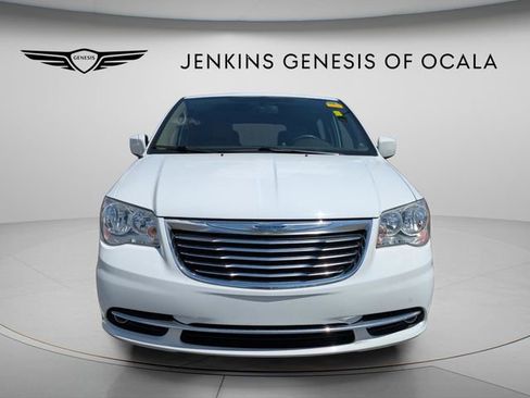 Used 2014 Chrysler Town & Country Touring image 2