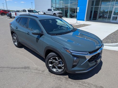 Certified 2026 Chevrolet Trax LT w/ LT Convenience Package FWD image 2