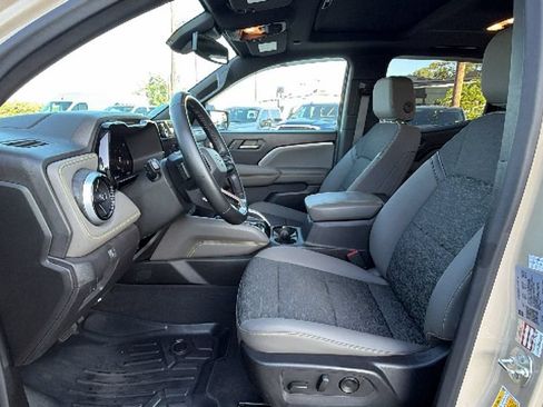 Used 2024 Chevrolet Colorado ZR2 w/ Technology Package AWD/4WD image 13