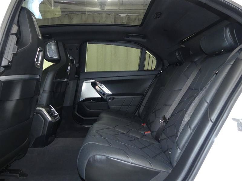 Used 2023 BMW i7 xDrive60 AWD/4WD image 30