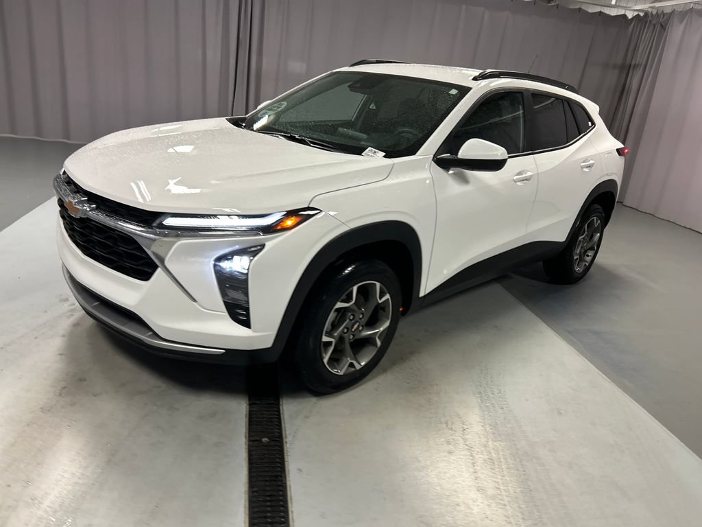 Used 2025 Chevrolet Trax LT FWD image 3