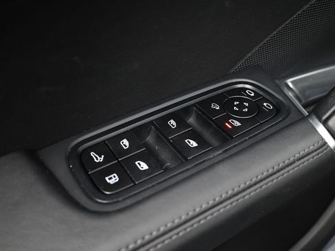Certified 2022 Porsche Cayenne Turbo S AWD/4WD image 19