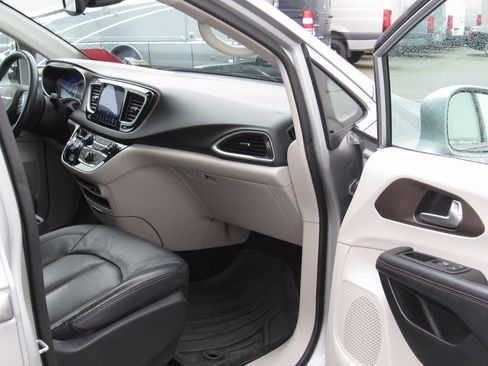 Used 2017 Chrysler Pacifica Touring-L w/ Tire & Wheel Group image 17