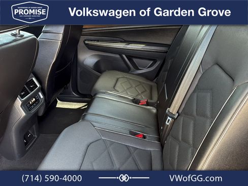 Used 2024 Volkswagen Atlas SE w/ Panoramic Sunroof Package FWD image 27