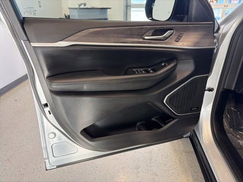 Used 2024 Jeep Grand Cherokee L Limited w/ Black Appearance Package image 43