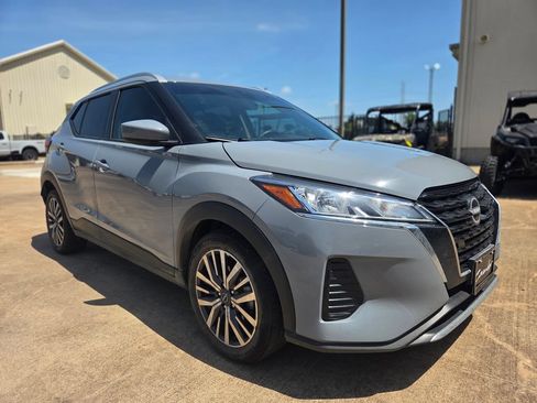 Used 2024 Nissan Kicks SV FWD image 3