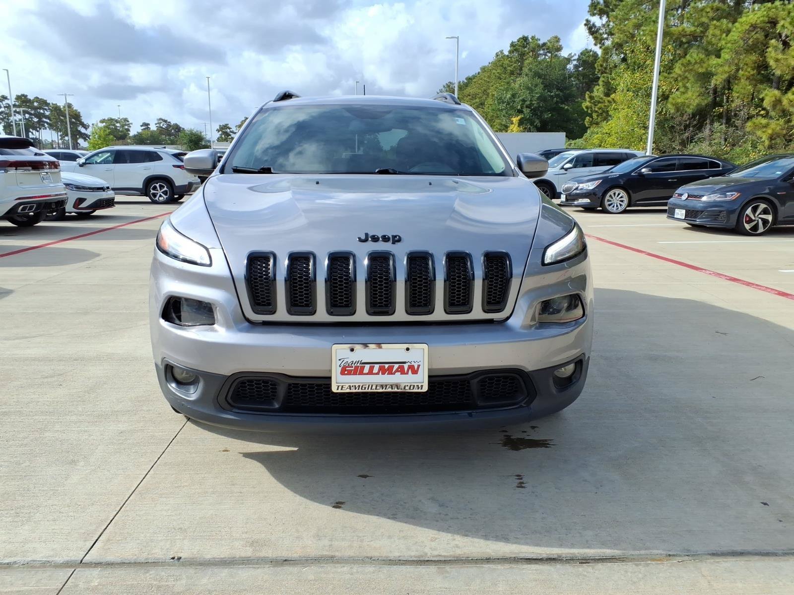 Used 2018 Jeep Cherokee Latitude w/ Altitude Package FWD image 3