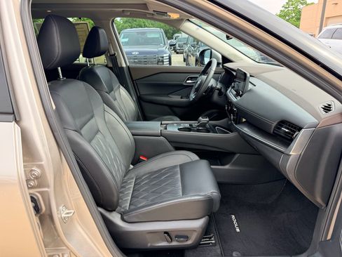 Used 2023 Nissan Rogue Platinum FWD image 13