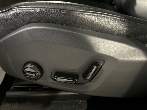 Used 2019 Volvo XC60 T5 Momentum w/ Multimedia Package AWD/4WD image 11