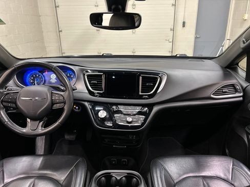 Used 2019 Chrysler Pacifica Touring-L Plus w/ S Appearance Package FWD image 18