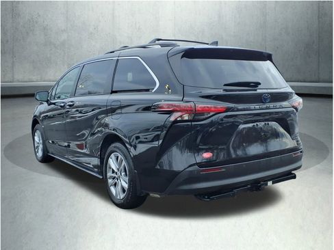 Certified 2022 Toyota Sienna XLE Woodland Edition image 5