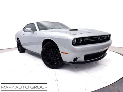 Used 2019 Dodge Challenger SXT RWD image 1