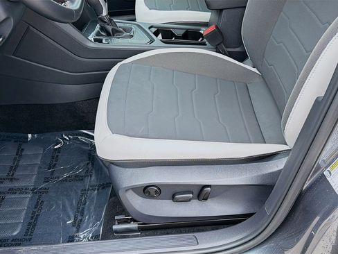 Certified 2025 Volkswagen Taos SE image 17
