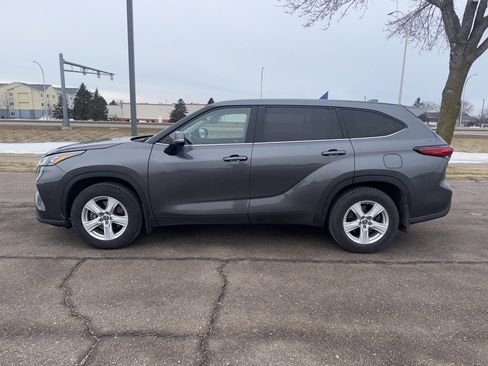 Used 2020 Toyota Highlander LE image 2