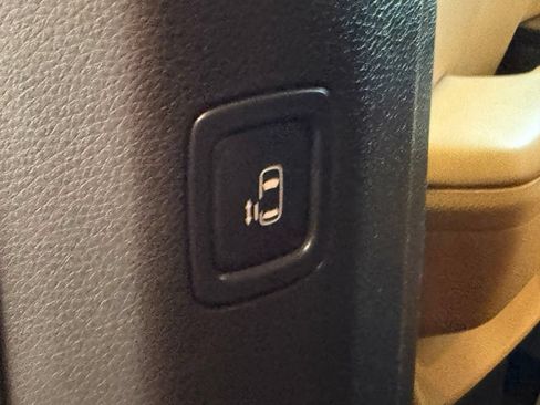 Used 2024 Kia Carnival EX FWD image 19