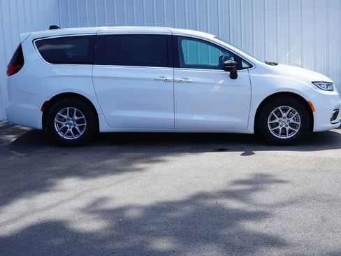 Used 2024 Chrysler Pacifica Touring-L FWD image 2