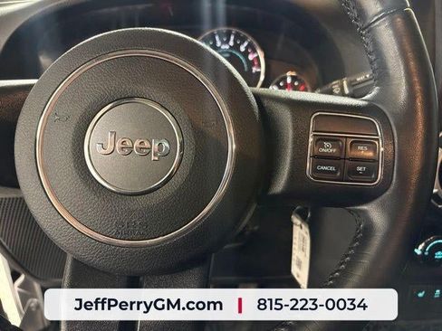 Used 2018 Jeep Wrangler Unlimited Sahara w/ Connectivity Group AWD/4WD image 15