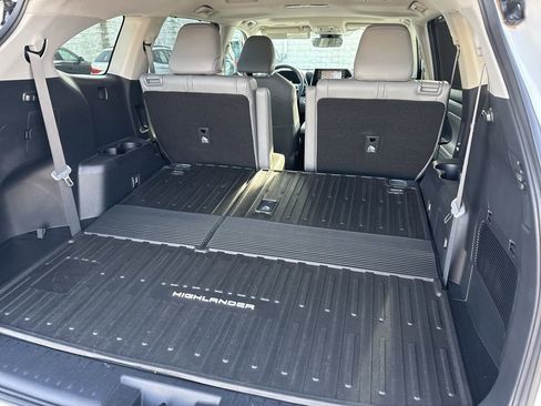 Used 2022 Toyota Highlander XLE image 17