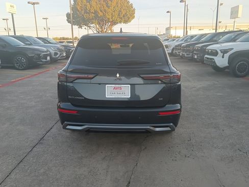 Used 2025 Mitsubishi Outlander SE image 10