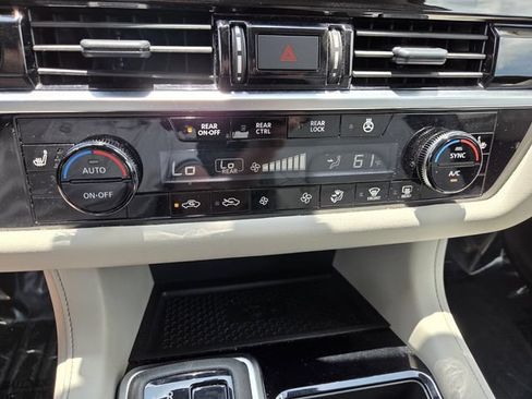 Used 2025 Nissan Pathfinder SL FWD image 28
