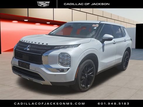 Used 2023 Mitsubishi Outlander SE image 1