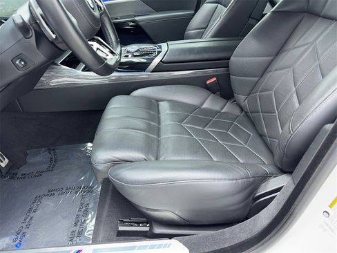 Used 2025 BMW 740i w/ Premium Package image 37