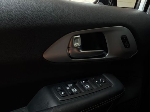 Used 2025 Chrysler Pacifica Limited FWD image 30