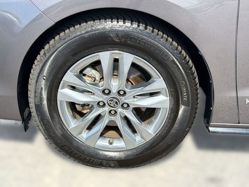 Certified 2021 Toyota Sienna Limited FWD image 11