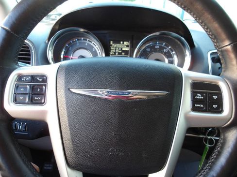 Used 2016 Chrysler Town & Country Touring-L w/ Driver Convenience Group FWD image 16