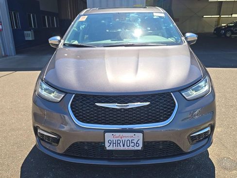 Used 2023 Chrysler Pacifica Limited w/ Uconnect Theater Family Group FWD image 3