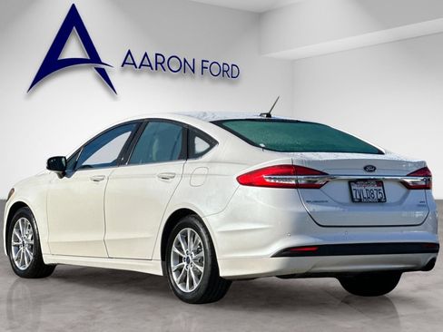 Used 2017 Ford Fusion SE w/ Fusion SE Technology Package image 3
