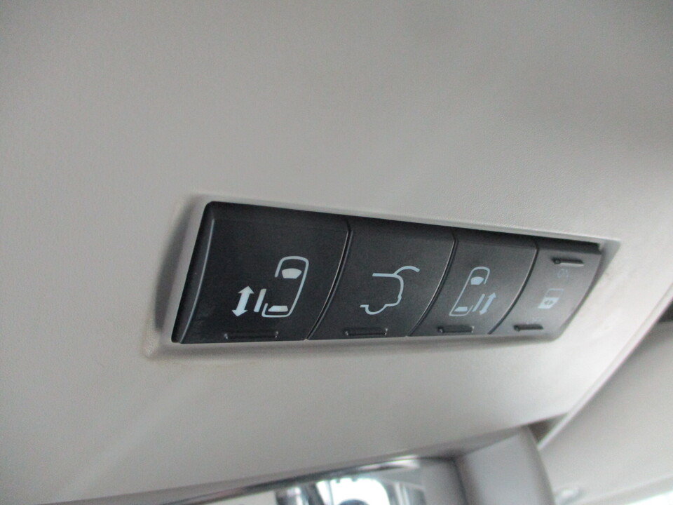 Used 2015 Chrysler Town & Country Touring FWD image 30