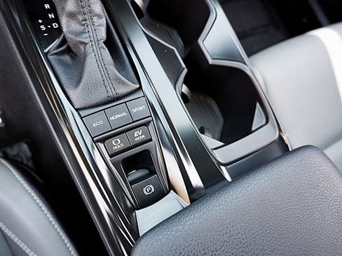 Used 2025 Toyota Camry SE image 28