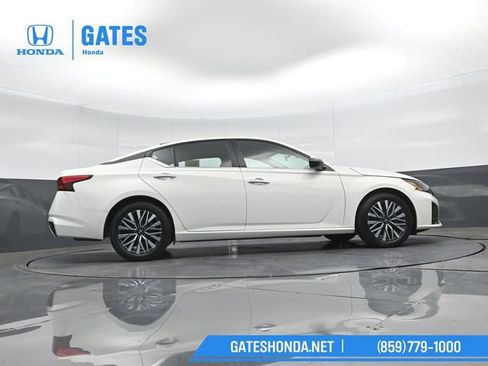 Used 2025 Nissan Altima 2.5 SV FWD image 35