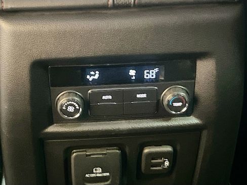 Used 2023 Chevrolet Traverse RS image 27